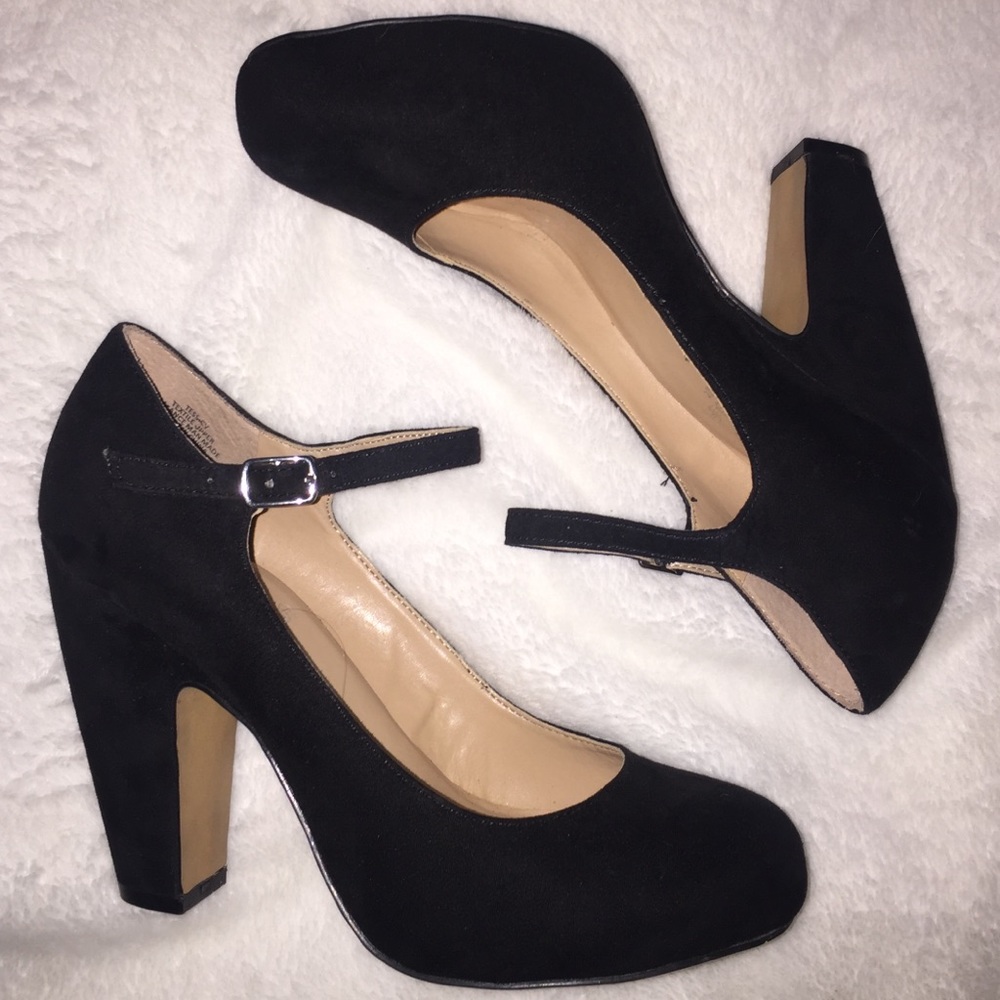 Black pumps with ankle strap